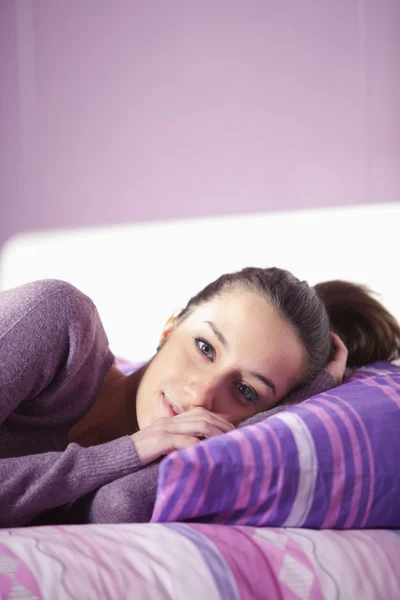 Zbliżenie młoda kobieta, leżąc na łóżku — Zdjęcie stockowe
