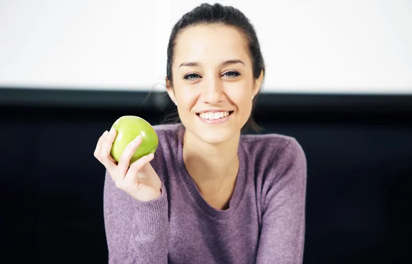 一个美丽的年轻女子 wiyh 绿色苹果的肖像 — 图库照片