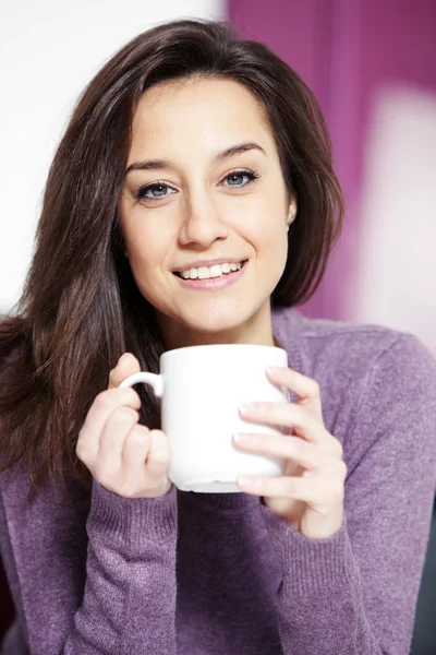 Πορτρέτο του ένα χαριτωμένο νεαρή κοπέλα με το ένα φλιτζάνι καφέ — Φωτογραφία Αρχείου