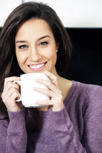 Egy csésze kávé egy aranyos fiatal hölgy portréja — Stock Fotó