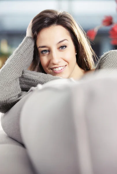 Portret pięknej młodej kobiety na kanapie — Zdjęcie stockowe