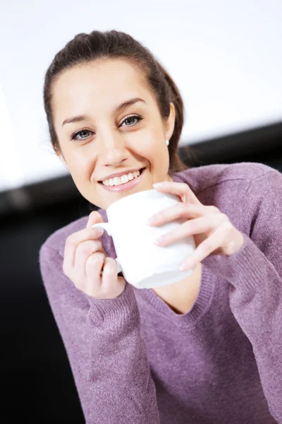 Mulher bonita tomando café enquanto na cozinha — Fotografia de Stock