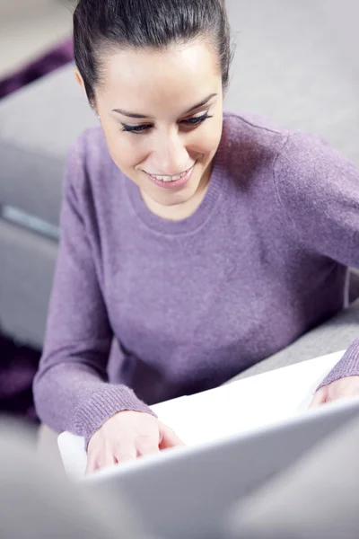 W domu: kobieta, pracująca na jej laptopie — Zdjęcie stockowe