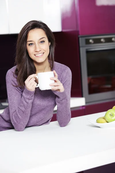 Vacker ung kvinna med kaffe medan på köket — Stockfoto