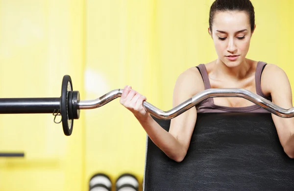 Gym: porträtt av ung kvinna lyfta vikter — Stockfoto