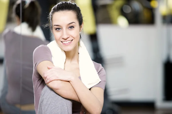 Fitness-Porträt: Eine junge Frau hält sich fit. — Stockfoto