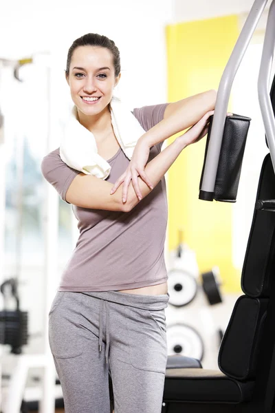 Retrato de fitness: Una joven mujer se mantiene en forma . — Foto de Stock