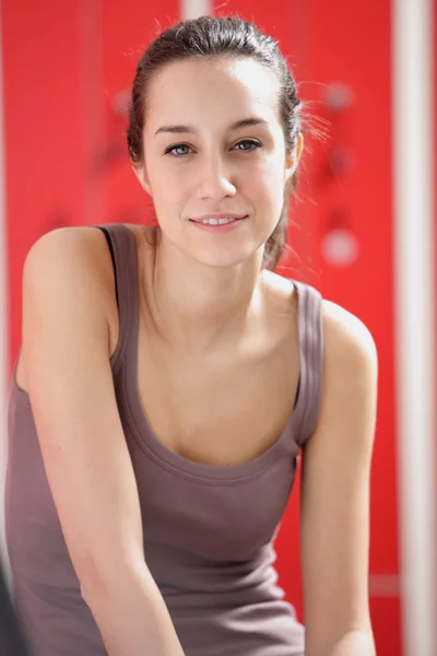 Portret van een mooie vrouw tijdens een pauze van gymnastiek — Stockfoto