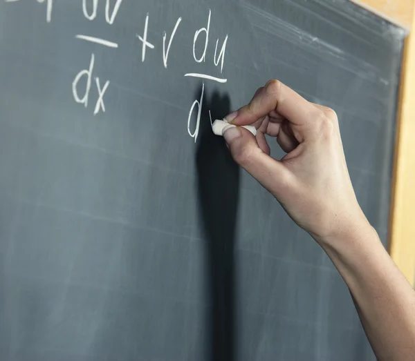 数学の問題を解く stunden の手のクローズ アップ — ストック写真