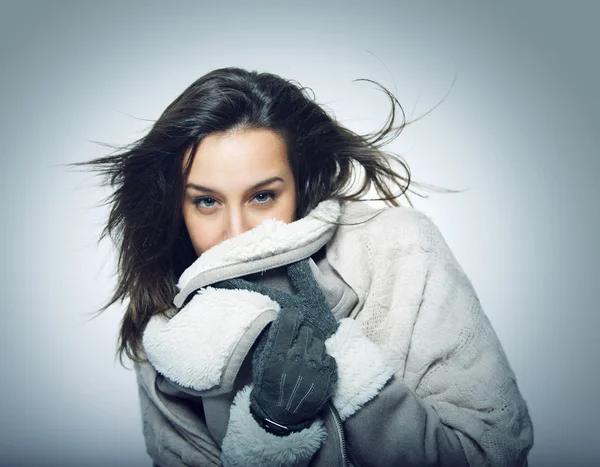 Портрет девушки с летающими волосами и зимней одеждой — стоковое фото