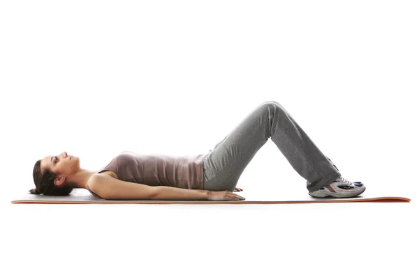 Fitness femme faisant des exercices de fitness sur tapis. Fond blanc — Photo