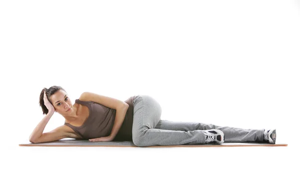 Fitness kadın fitness egzersiz mat yapmak. Beyaz arka plan — Stok fotoğraf