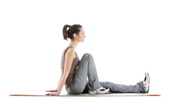 Fitness vrouw doen fitness oefening op mat. witte achtergrond — Stockfoto