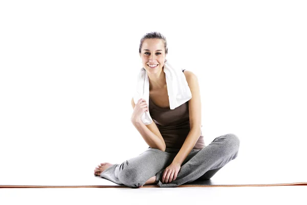Mujer joven en ropa de fitness Descansando después del ejercicio — Foto de Stock