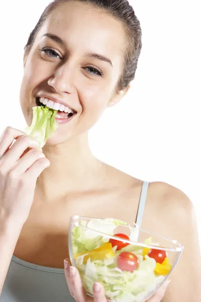 Vrouw salade eten. Portret van mooiste glimlachen en gelukkig woma — Stockfoto