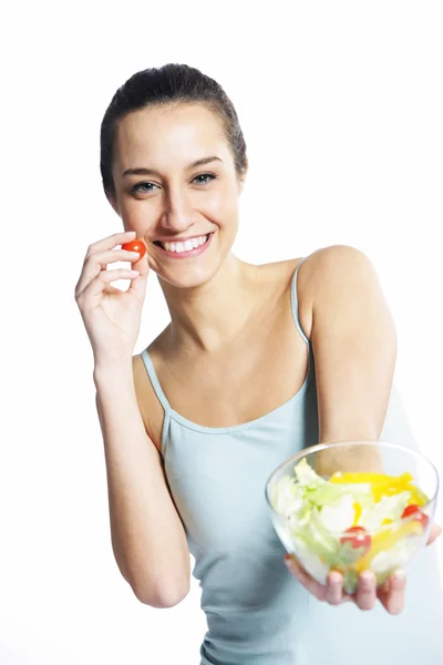 Menina segurando prato com salada no fundo branco — Fotografia de Stock