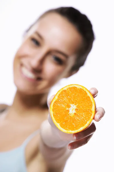 Foto de belleza de una mujer joven con la mitad naranja sobre fondo blanco —  Fotos de Stock