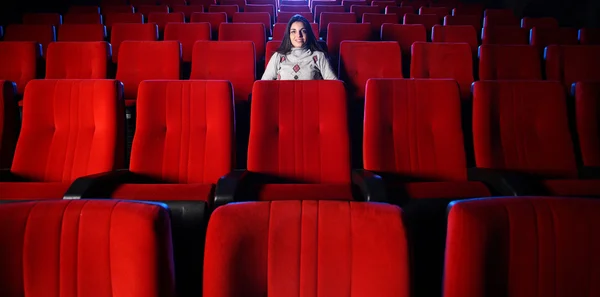 Watching a movie at the cinema: portrait of a pretty girl in a m — Stock Photo, Image
