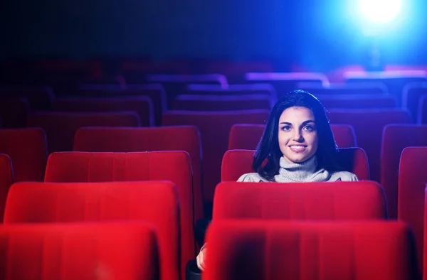 영화관에서 영화를 보고:는 m에서 예쁜 여자의 초상화 — 스톡 사진
