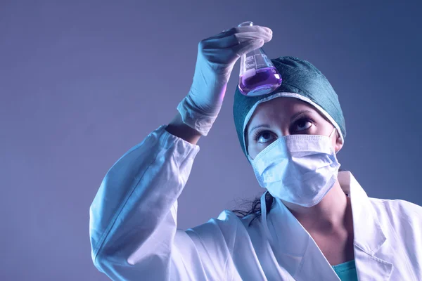 Medische beeldvorming: vrouw onderzoeker werken met chemische stoffen — Stockfoto