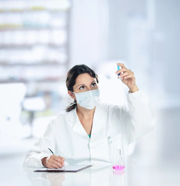 Kimyasal maddelerle çalışan bir genç kadın araştırmacı — Stok fotoğraf