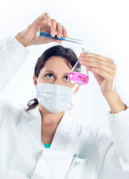 Młoda kobieta naukowiec pracy z chemikaliami — Zdjęcie stockowe