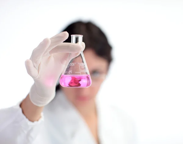 Onderzoeker werken met chemische stoffen — Stockfoto