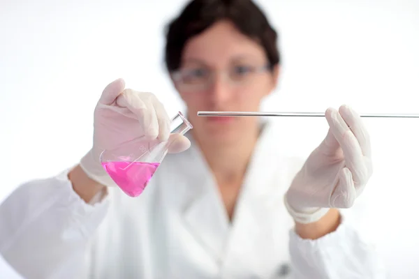 Medicínských obrazových: výzkumník pracující s chemickými látkami — Stock fotografie