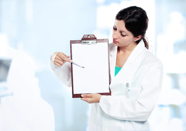 Médica mulher segurando área de transferência em branco. Você pode adicionar sua mensagem — Fotografia de Stock