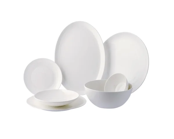Conjunto de pratos de porcelana branca, isolado sobre fundo branco — Fotografia de Stock