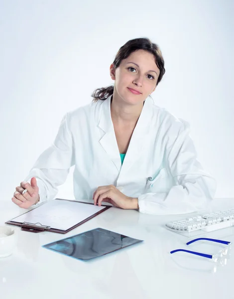 Porträtt av säker kvinnliga läkare sitter på hennes skrivbord Stockbild