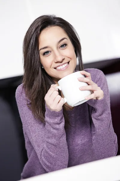 Vacker ung kvinna med kaffe medan på köket — Stockfoto