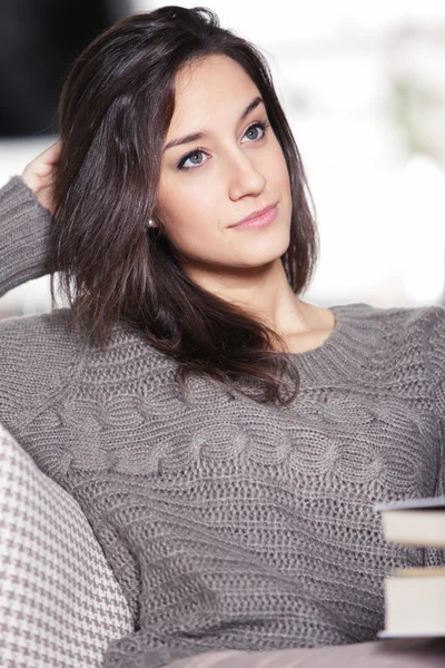 Portrait of a beautiful young woman — Stock Photo, Image