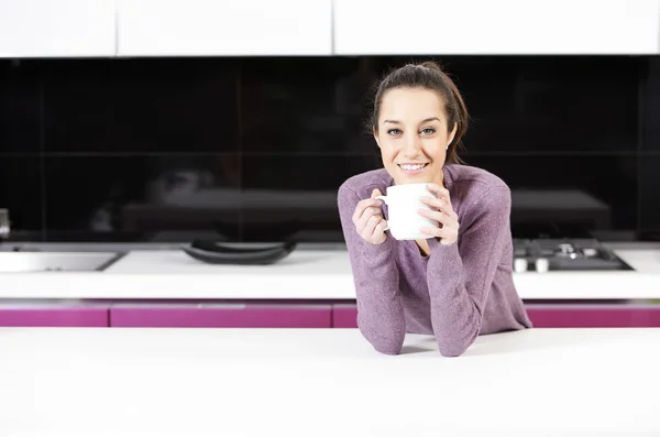 Piękna młoda kobieta o kawy a w kuchni — Zdjęcie stockowe