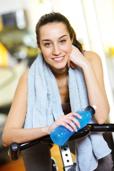 Retrato de una joven atractiva y relajada después del ejercicio — Foto de Stock