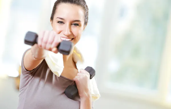 Manubrio in mano di lavorare fuori giovane donna sorridente — Foto Stock