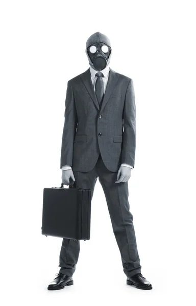 Porträtt av affärsman i en gasmask med resväska — Stockfoto