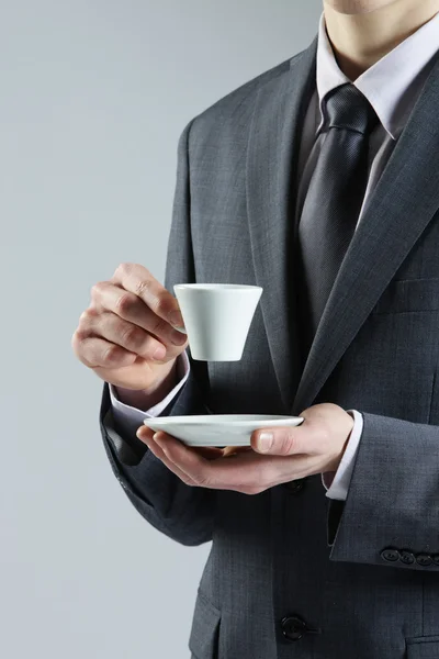 Närbild affärsman med kaffekopp — Stockfoto