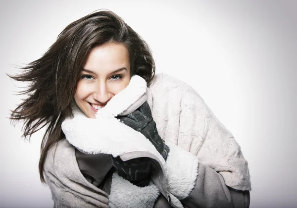 Retrato de menina com cabelo voador e roupas de inverno — Fotografia de Stock
