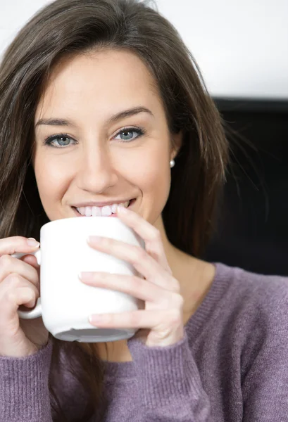 Vrouw met een kop koffie — Stockfoto