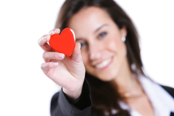 Ung kvinna visar ett rött hjärta — Stockfoto