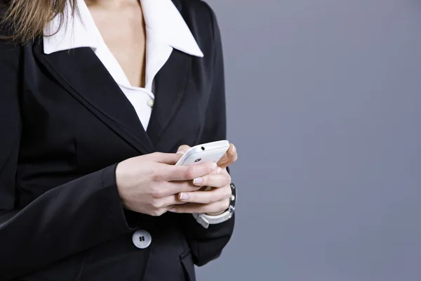 Mulher de negócios, mensagens de texto no telefone celular — Fotografia de Stock