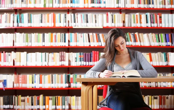 Πορτρέτο ενός κοριτσιού φοιτητής που φοιτά σε βιβλιοθήκη — Φωτογραφία Αρχείου
