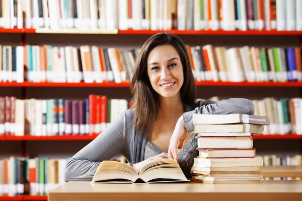 도서관에서 공부 하는 학생 여자의 초상화 — 스톡 사진