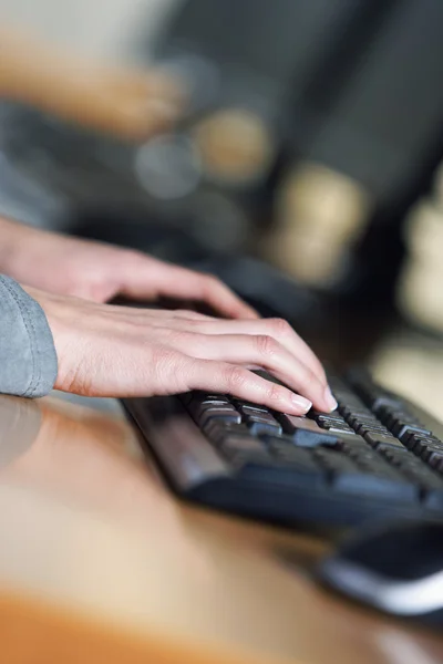 Closeup μιας γυναίκας επιχείρηση, πληκτρολογώντας σε ένα φορητό υπολογιστή — Φωτογραφία Αρχείου