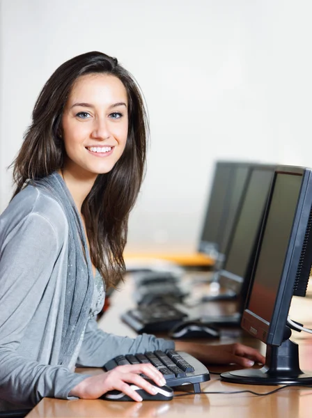 Kvinna som arbetar på bärbar dator inomhus — Stockfoto