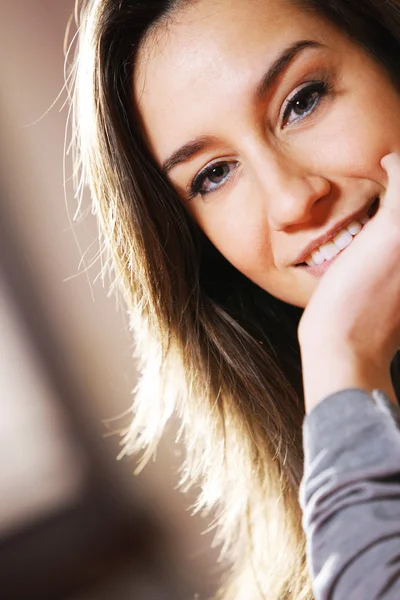Boldog, fiatal nő, mosolygós fejlövés és barátságos megjelenés — Stock Fotó