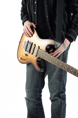 Beyaz arka plan üzerinde izole gitarist rock yıldızı