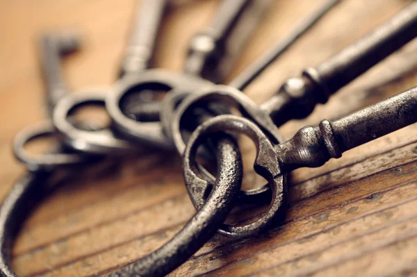 Staré klíče na dřevěném stole, detailní záběr — Stock fotografie
