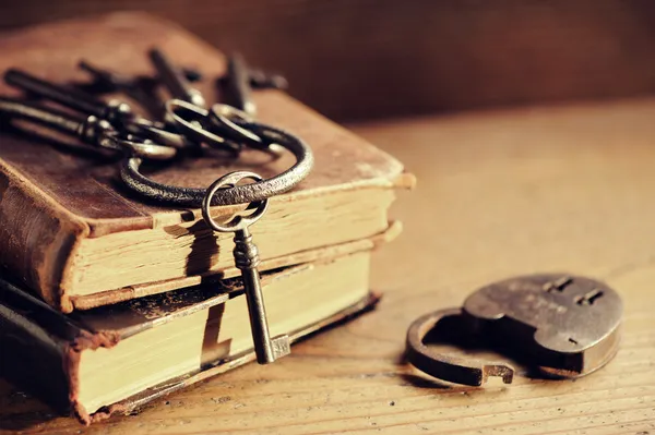 Eski bir kitap, ahşap antika arka plan üzerinde eski anahtarları — Stok fotoğraf